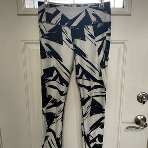 Nike Dri‑FIT Legend Leggings M – Black & White Abstract Print, Recycled Material